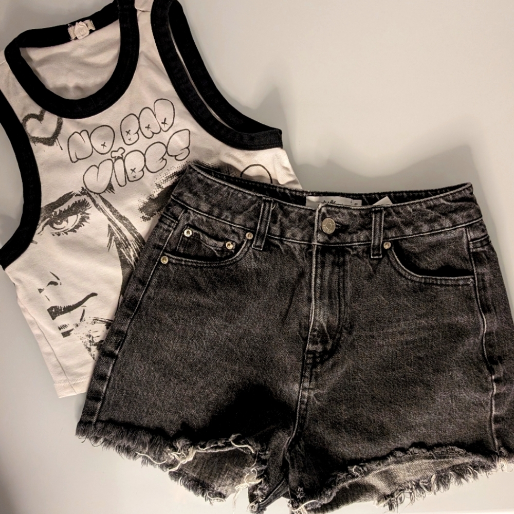 High waisted jean shorts + crop printed tank